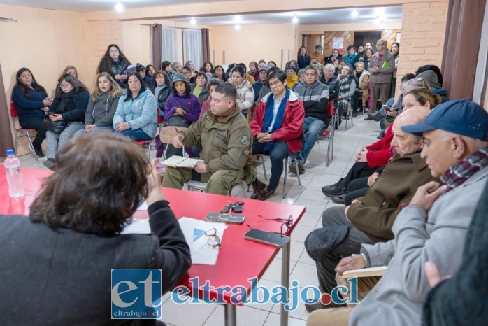 Vecinos reunidos por falta de locomoción. Al costado derecho, se aprecia al concejal Danilo Arancibia (Imagen: Municipio de Santa María).