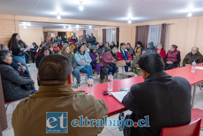Los vecinos escuchando atentamente las intervenciones de las autoridades (Imagen: Municipio de Santa María).