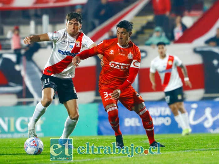 El capitán Cristian Suarez intenta frenar a un jugador curicano. Una vez terminado el partido, el defensor pidió perdón por el nivel del equipo a los hinchas del Uní Uní.  