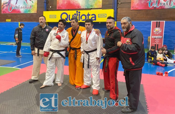 Daniel Arias, a la derecha y vestido de blanco, obtuvo el tercer lugar en la categoría Cintos Negros.