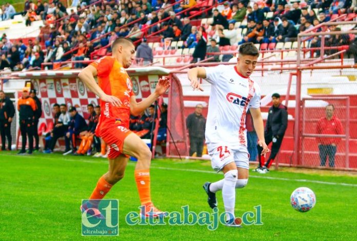 El Estadio Municipal fue el escenario de un entretenido y ajustado partido. En la imagen, el canterano Mariano Galleguillos accionando ante defensores naranjas.
