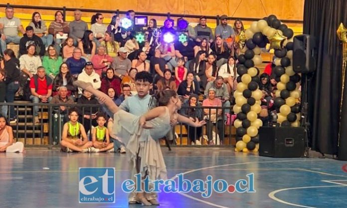 Las distintas agrupaciones participantes desplegaron su talento sobre el escenario, en una jornada que contó con un lleno total de las dependencias.