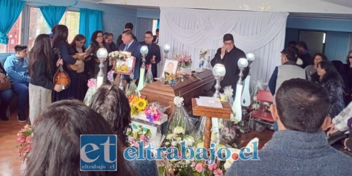 Uno de sus hermanos lleva una sus manos a los ojos para secar las lágrimas derramadas por la muerte de Chepita.