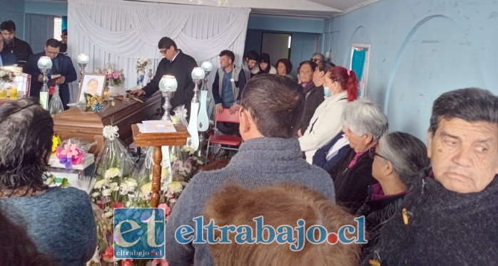 Amigos, familiares y vecinos presentes en el velorio realizado en la sede vecinal de Sargento Aldea.