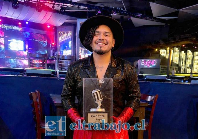 Edu Meneses celebra su segundo lugar nacional en el Karaoke World Championship 2026, resultado que le permitió quedar entre los mejores exponentes del país.