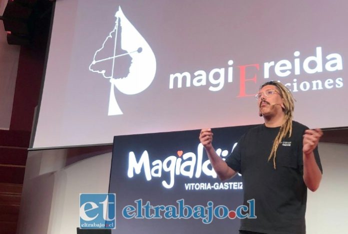 Gabriel Gascón durante su participación en Magialdia, en Vitoria-Gasteiz, España, donde fue parte de la programación oficial del reconocido encuentro internacional de ilusionismo.