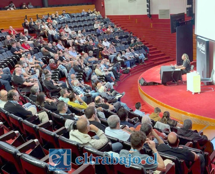 El ilusionista y autor andino presentó en España su cuarto libro especializado, investigación que aborda las posibilidades de la inteligencia artificial aplicada al mundo de la magia.