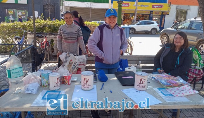 Con su puesto instalado en Plaza de Armas de San Felipe, vendiendo números de la rifa y recibiendo donaciones.