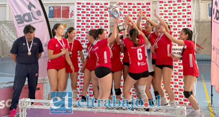 Las jugadoras del Liceo Bicentenario Cordillera durante la jornada del Campeonato Regional Escolar de Vóleibol U17, disputado en el Gimnasio Renato Raggio de Playa Ancha.