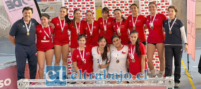 El equipo de vóleibol U17 del Liceo Bicentenario Cordillera celebra la obtención del título regional escolar y su clasificación al Nacional Escolar.