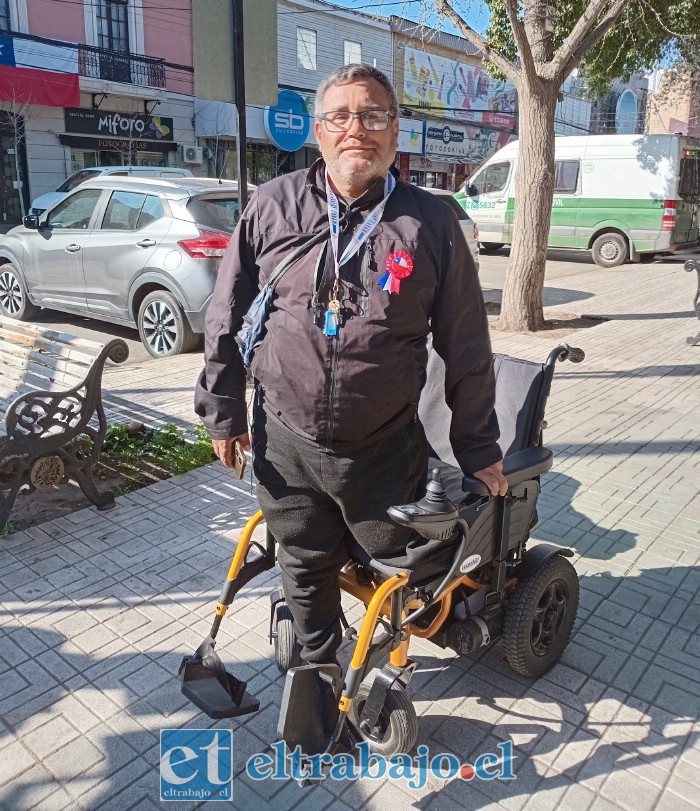 Manuel puede ponerse de pie a pesar de su silla de ruedas eléctrica.
