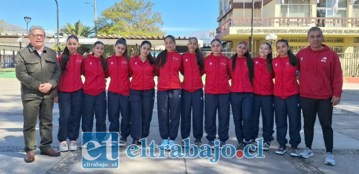 Este es el equipo femenino del vóleibol del Liceo Mixto.