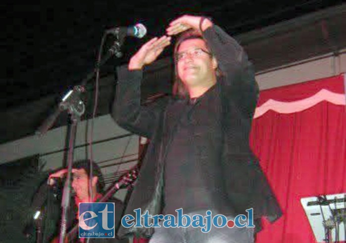 Como integrante de un grupo musical.