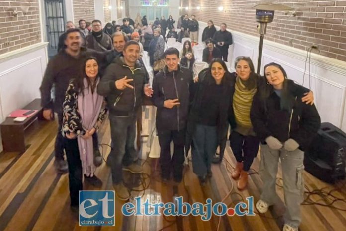 Los ocho participantes del Taller de Cine Documental y Territorio durante la primera exhibición de los cortometrajes realizados como parte de esta instancia formativa.