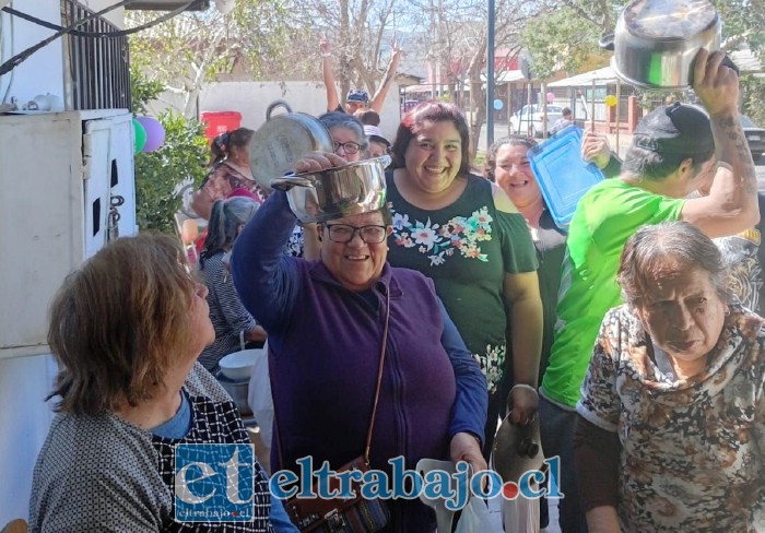 Más de 120 vecinos llegaron hasta el lugar para recibir las últimas raciones de almuerzo de este ciclo de ollitas comunes.