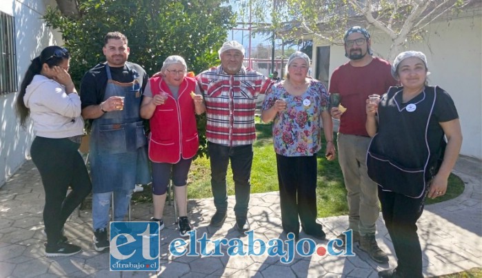 Integrantes y voluntarios de la Corporación Dame tu Mano fueron parte de esta iniciativa solidaria que permitió entregar 2.700 almuerzos durante tres meses.