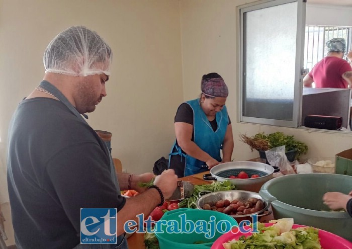 Con dedicación y trabajo en equipo, los voluntarios prepararon las distintas raciones que fueron entregadas durante la jornada.