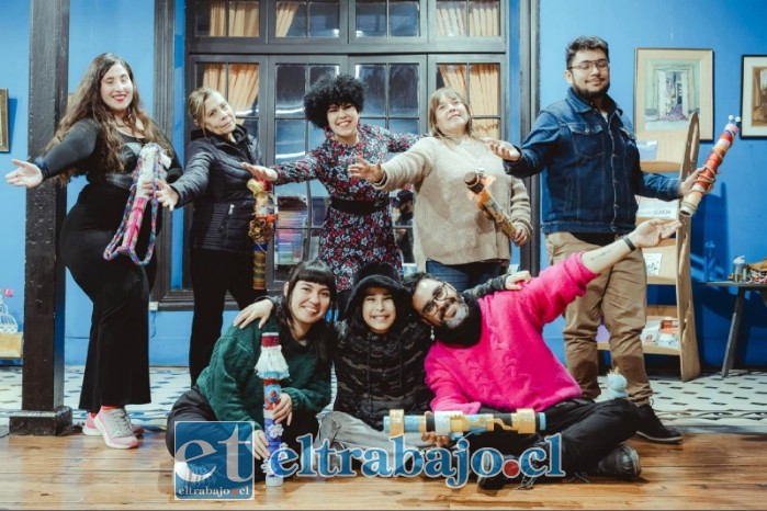 Participantes del taller Voces Encantadas desarrollan distintas herramientas de expresión, cuentacuentos, improvisación y manipulación de títeres.