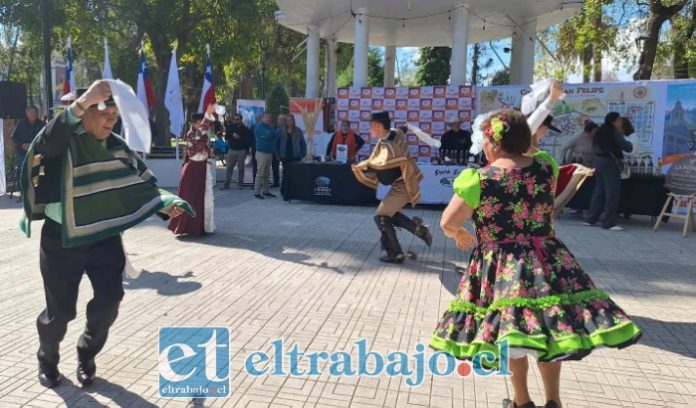 Con varios pies de cueca partió el evento.
