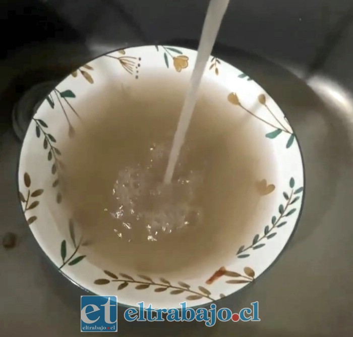 Así se veía el agua en algunos domicilios este lunes.