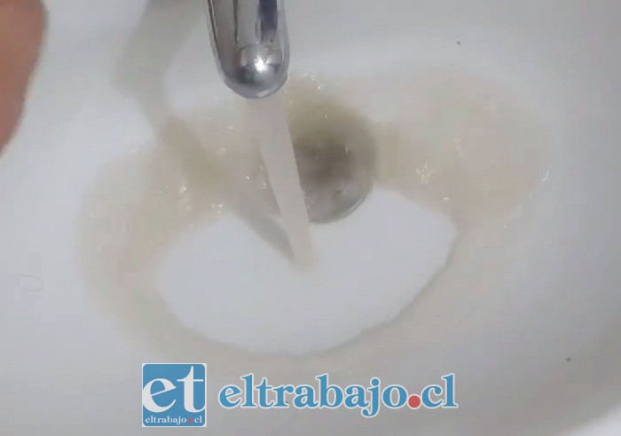 El agua corriendo en un lavamanos.