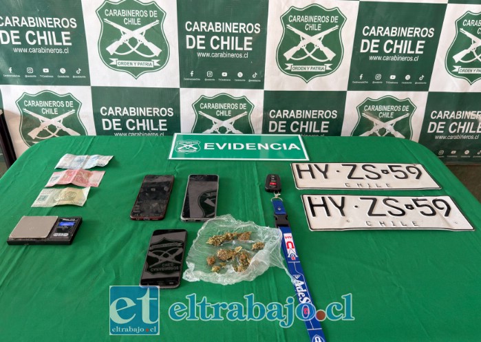 Parte de las especies incautadas al interior del vehículo, entre ellas marihuana elaborada, una pesa digital, dinero en efectivo y teléfonos celulares.
