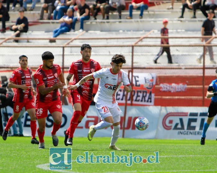 El charrúa Nicolás Brun intenta escapar de la marca de los defensores rivales (Foto: Jaime Gómez Corales). 