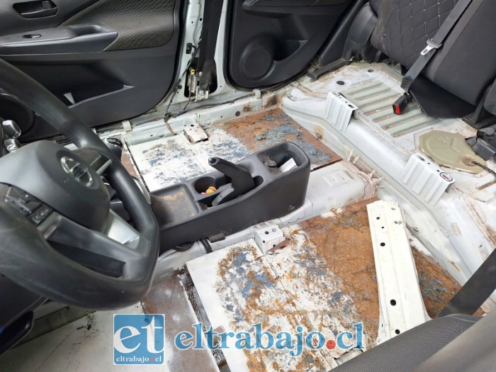 Ocultas a interior de este vehículo fue encontrado el cargamento.