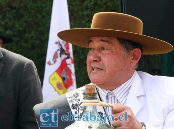 Acompañado de autoridades locales, José Toro entregó la chicha al Club de Huasos Gil Letelier.