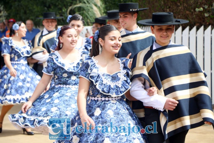 Con los tradicionales ‘pies de cueca’, se llevó a cabo la ceremonia de entrega del brebaje.