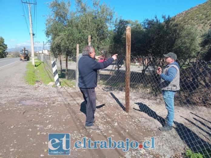 A la izquierda José Maldini, conversando con el vecino Alejandro Godoy, uno de los afectados por este cierre.
