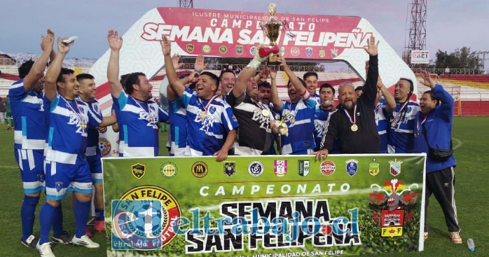 La alegría de la serie Sub-35 del Club Juventud La Troya tras conseguir la copa.