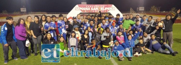 EL FESTEJO.- Primera serie de Honor del Club Juventud La Troya celebrando con su gente la ‘Copa Semana Sanfelipeña’.