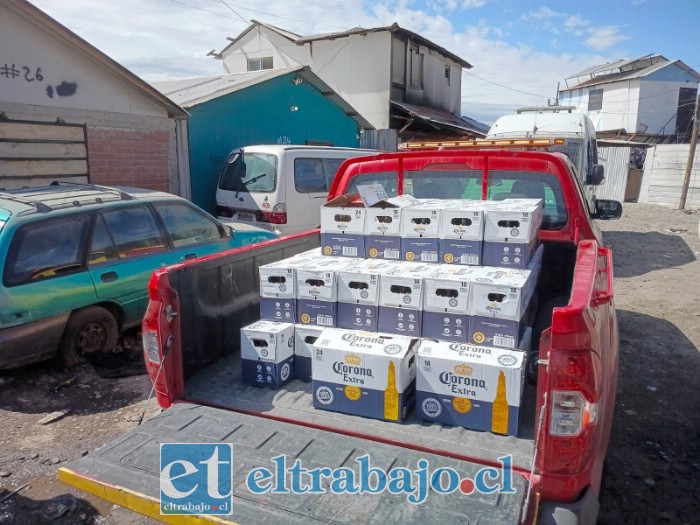 Más de 800 unidades de cervezas fueron incautadas desde el campamento.