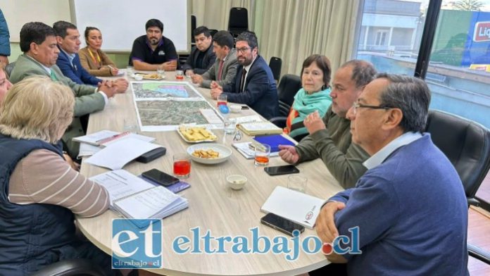 Alcaldes y representantes municipales de la Provincia de San Felipe de Aconcagua se reunieron con el delegado provincial por el desalojo de la Toma de San Felipe.