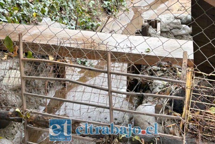El agua que escurre por el canal cercando a su vivienda.