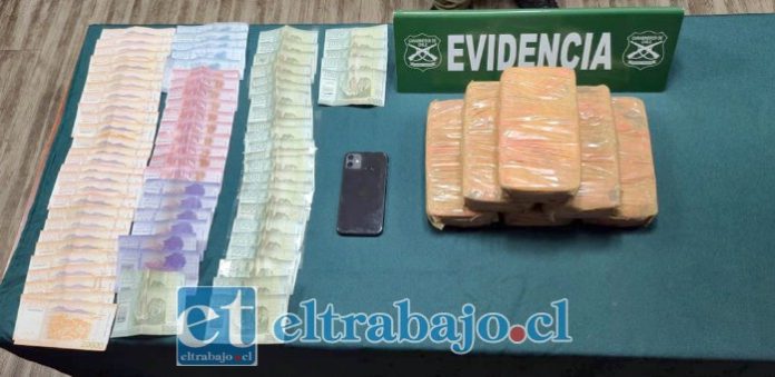 Esta es la droga y los otros elementos incautados por Carabineros.
