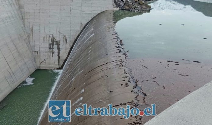 Embalse vertiendo agua