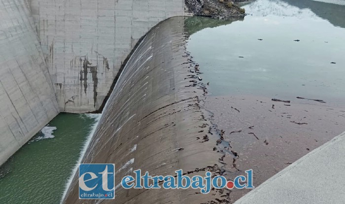 Embalse vertiendo agua