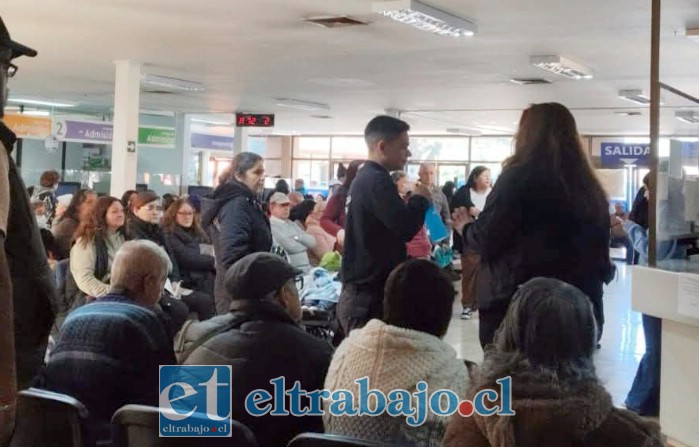 Las personas esperando retirar medicamentos en la farmacia del Hospital San Camilo.