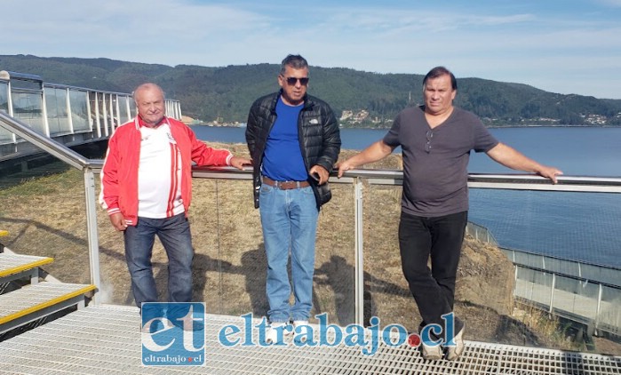 Don Oscar (el primero de izquierda a derecha) con la camiseta del Uní Uní, acompañado por otro hincha y también Manuel Carvallo, compañero de viaje, en Ñuble.