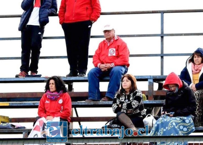Don Oscar (gorro blanco) disfrutando, viendo a su querido Uní Uní junto a otros hinchas en Hualpén.