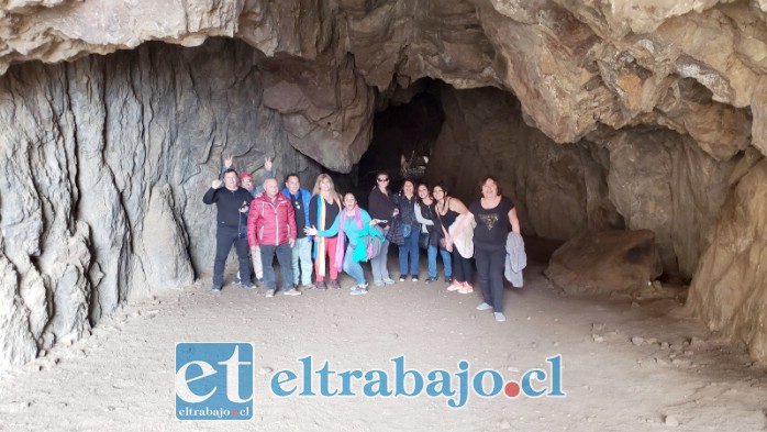 Oscar junto a los hinchas en Las Cuevas de Zota, Arica (de parca roja, al lado de Manuel Carvallo).
