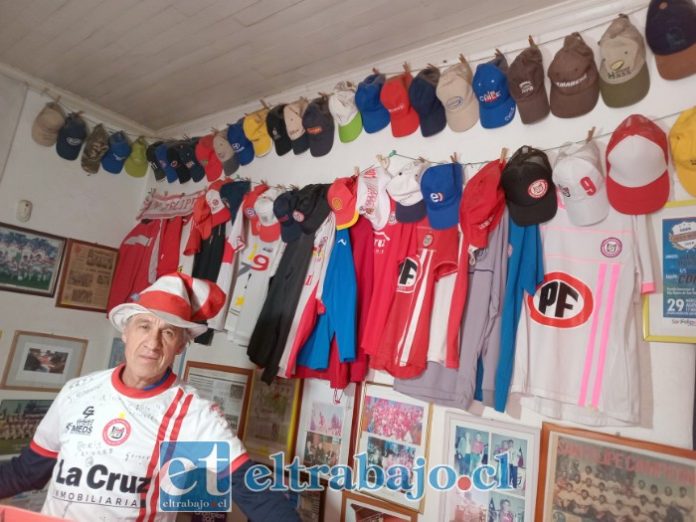 ‘Vitoko el emblemático’, posando en su museo con gran cantidad de camisetas del Uní Uní detrás.