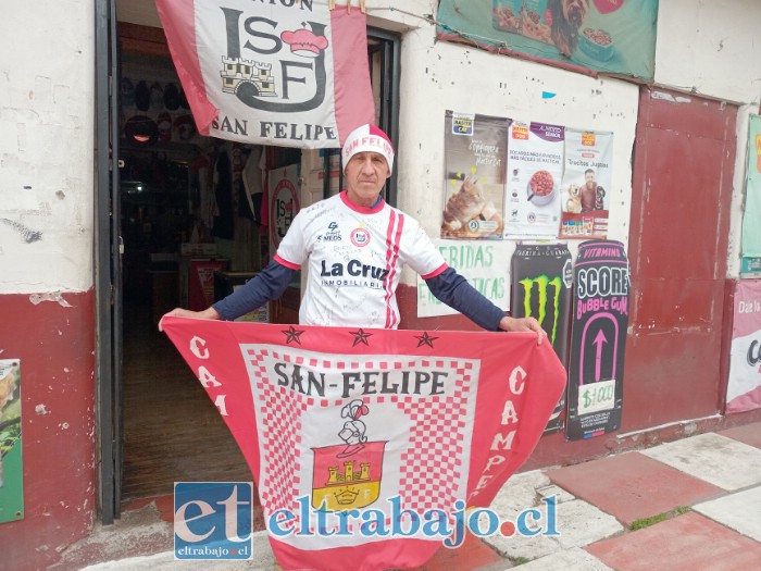 El acérrimo hincha afuera del local, con la camiseta del club de sus amores.
