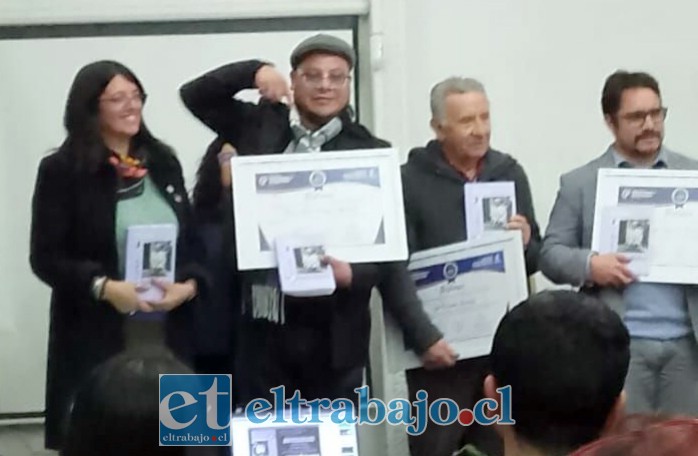 Junto a otros docentes, exhibiendo con orgullo su merecido diploma.