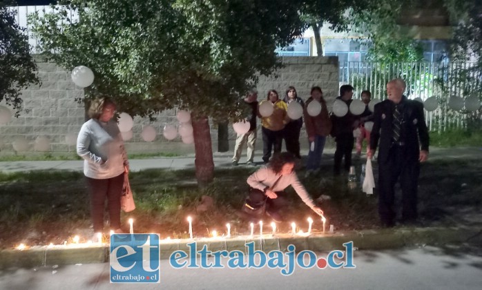 Velas instaladas en memoria de la ‘Chepita’.