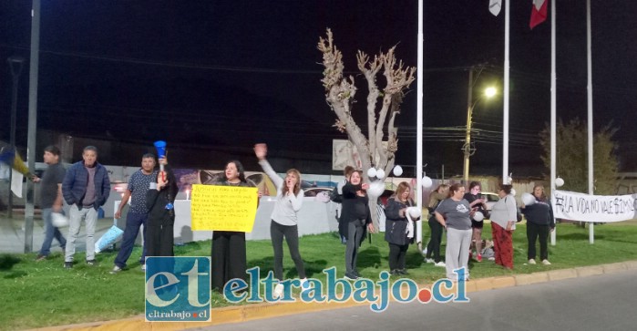 Con pancartas llegaron los cercanos de la querida vecina.XS