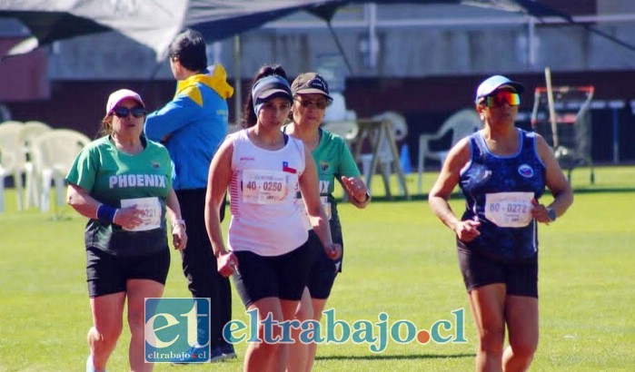 Martina al frente del pelotón en los 5000 metros marcha.