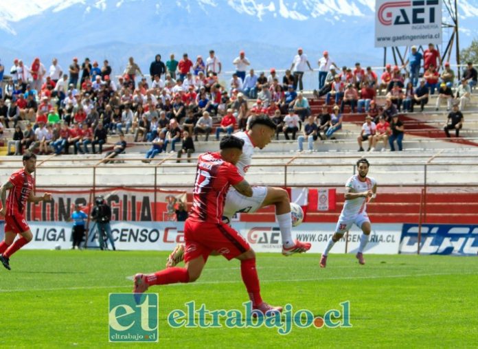 Patricio Muñoz ganando de guapo a los zaguero atacameños (Foto: Jaime Gómez Corales).